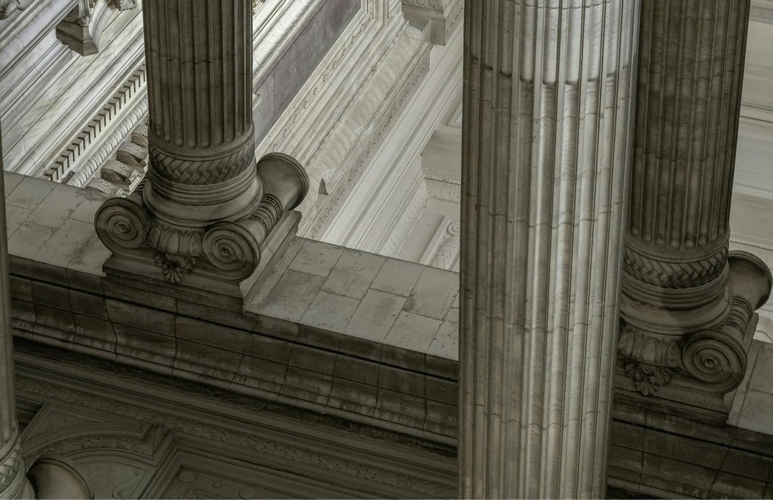 Photo représentant une colonne dans un tribunal - RFM avocats